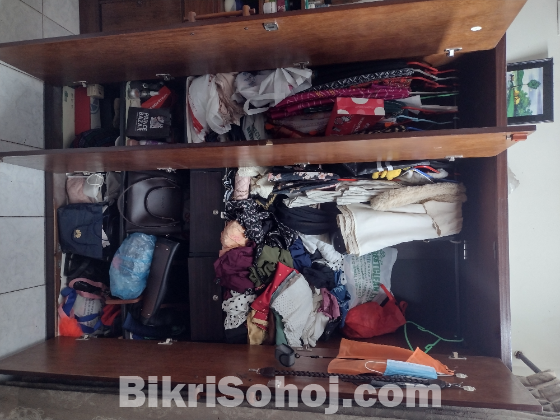 কাপড় রাখার আলমারি